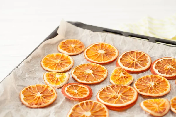 Cocinar naranjas secas círculos en el horno — Foto de Stock