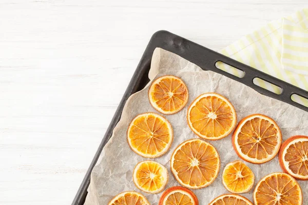Сушені апельсини на папері для випічки на листі — стокове фото
