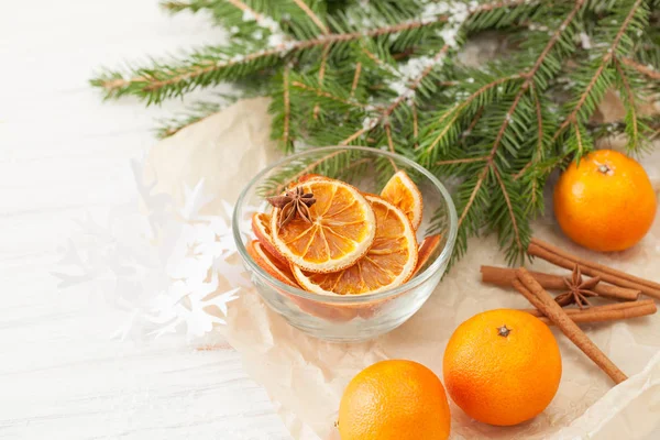 Getrocknete Orangen, Zimt, Mandarinen und Tannenzweig — Stockfoto