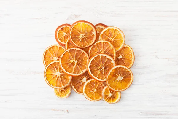 Scheiben getrockneter Orangen auf einem weißen Tisch — Stockfoto