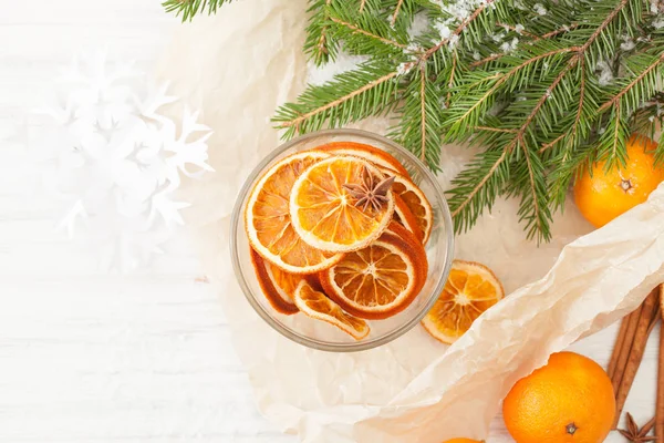 Getrocknete Orangen in der Schüssel mit Mandarinen und Tannenzweigen — Stockfoto