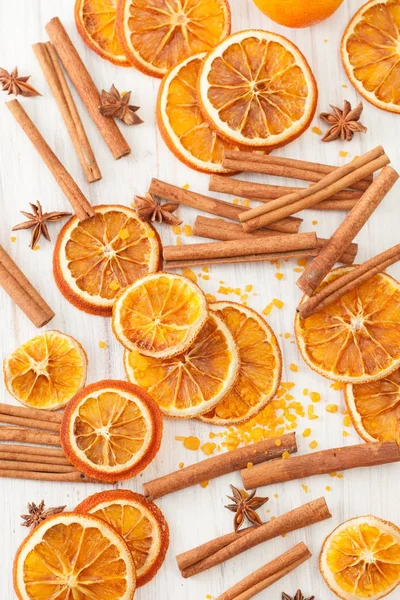Hintergrund aus getrockneten Orangen, Zimtstangen, Sternanis — Stockfoto