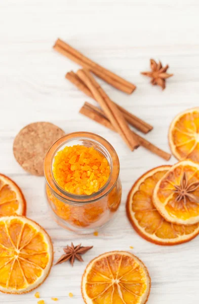Salz, Zimt und getrocknete Orangen auf weiß — Stockfoto