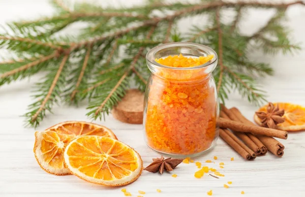 モミの小枝と、シナモン、塩、乾燥オレンジ — ストック写真