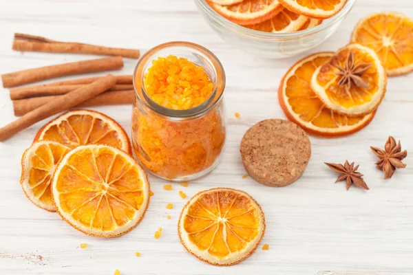 Sale arancione e tazza asciutta arancione su bianco — Foto Stock