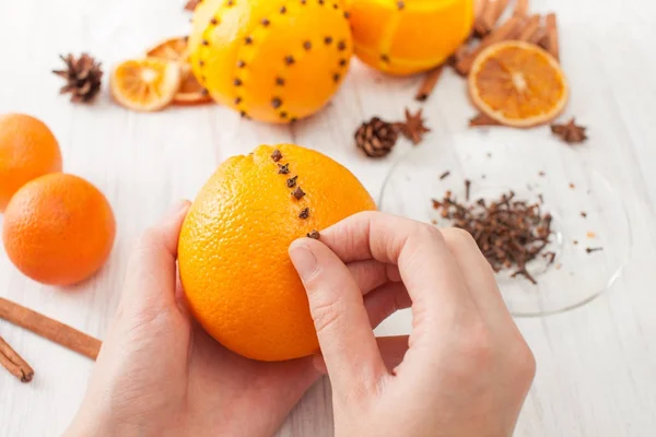 Decorazione arancione con chiodi di garofano per la vacanza — Foto Stock