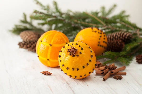 Naranjas decoradas con clavo y rama de abeto — Foto de Stock