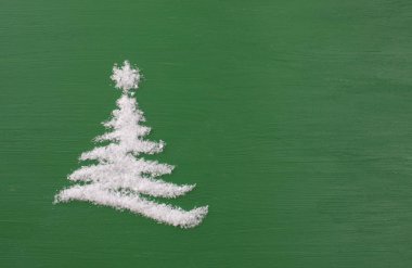 Kar üzerinde yeşil ahşap arka plan ağaç