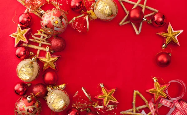 Rosso sfondo di Natale con le bagattelle d'oro e le stelle — Foto Stock