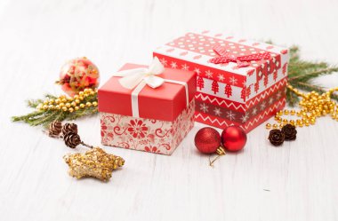 Beyaz Noel süsler ile iki hediyeler