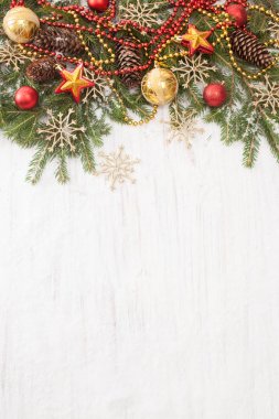 Beyaz ahşap zemin üzerinde Noel süsler ile çam dalları