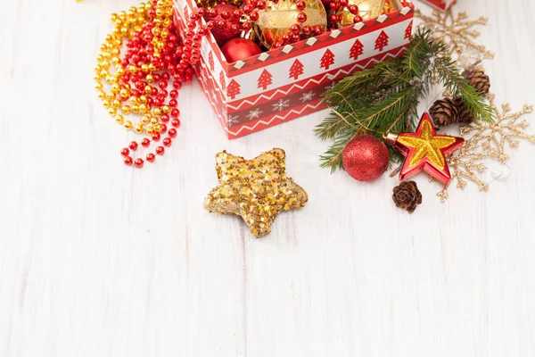 Parte caja de regalo con bolas de Navidad y decoraciones sobre fondo blanco — Foto de Stock