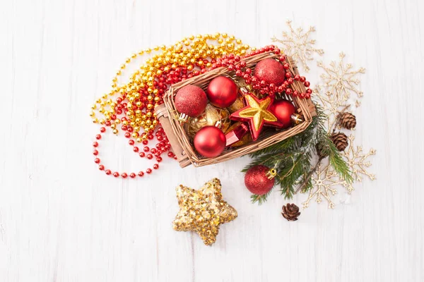 Bolas de Navidad en una canasta de mimbre sobre un fondo blanco — Foto de Stock