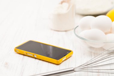 Yumurta, un ve beyaz masa telefonu. Metin için yer.