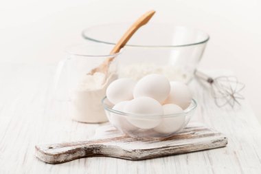 Yumurta, un ve beyaz bir tablo üzerinde test içmeye. Metin için yer.