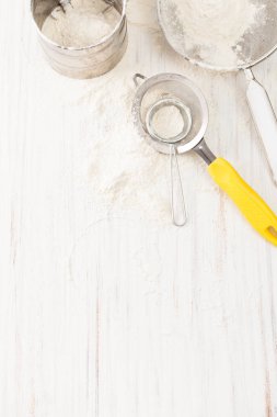 Farklı türdeki ekranlar ve dağınık un beyaz bir tablo. Kopya alanı ile göster