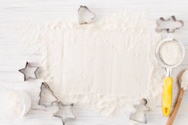 Çerez kesici, elek ve un beyaz masaya döküldü. Kopya alanı ile göster