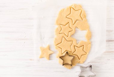 Tanımlama bilgisi Şekil hamur beyaz masada kesti. Kopya alanı ile göster