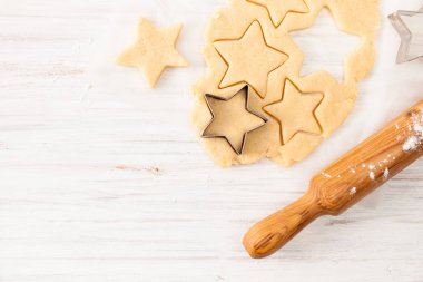 Tanımlama bilgisi Şekil hamur beyaz masada kesti. Kopya alanı ile göster