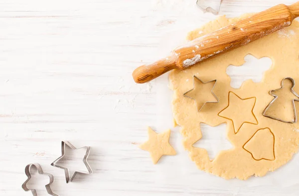 Řez cookie tvar z těsta bílého stolu. Zobrazit kopie prostor — Stock fotografie
