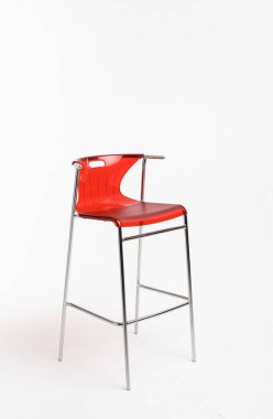 Beyaz zemin üzerine kırmızı bar sandalye