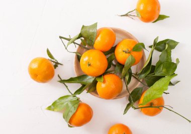 Beyaz arka plan üzerine bir kutu içinde taze mandalina