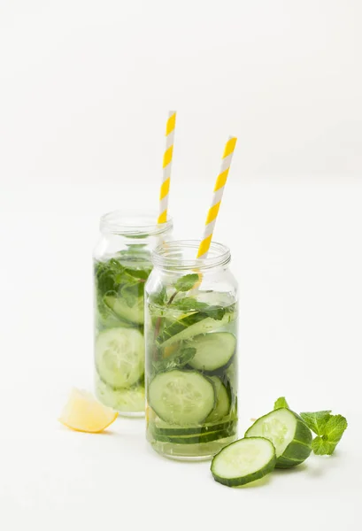 Drankje van gehakte komkommer en munt op witte achtergrond — Stockfoto