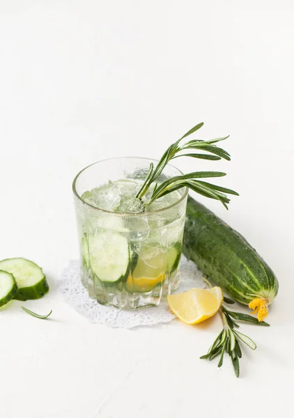 Drankje van gehakte komkommer en rozemarijn op witte achtergrond — Stockfoto
