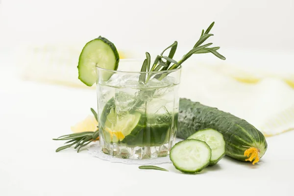 Drankje van gehakte komkommer en rozemarijn op witte achtergrond — Stockfoto