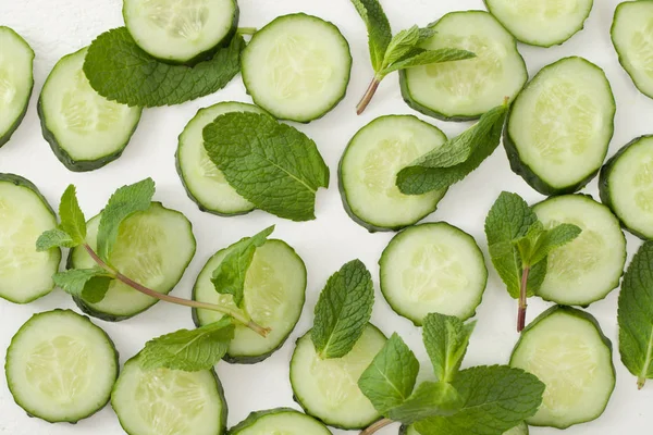 Sfondo di cetrioli a fette con rametti di verde — Foto Stock