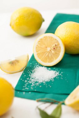 Taze limon ve tuz beyaz bir tablo ile kesilmiş limon
