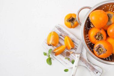 Bir beyaz tahta mutfak taze olgun Trabzon hurması