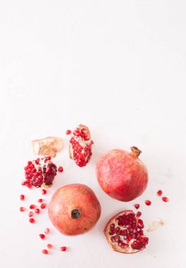 Nar meyve bir beyaz üzerine soyulmuş Narlı