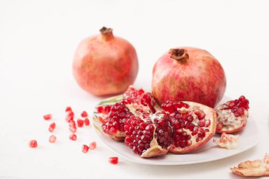 Nar meyve bir beyaz üzerine soyulmuş Narlı