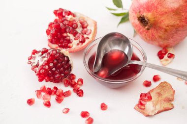 Beyaz kırık nar ve nar şurubu