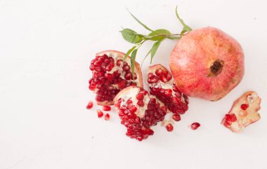 Kırık nar meyve ile beyaz yapraklar