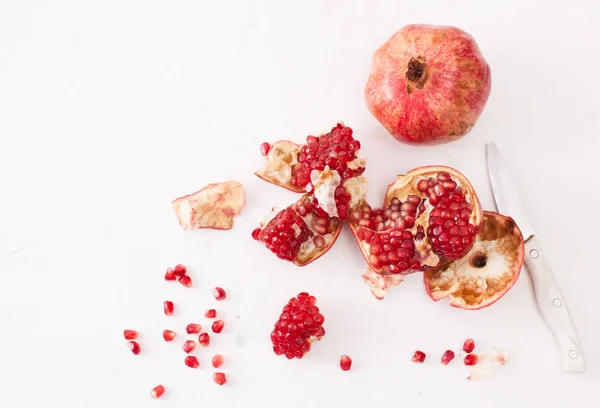 Fruits de grenade avec grenade pelée sur un blanc — Photo