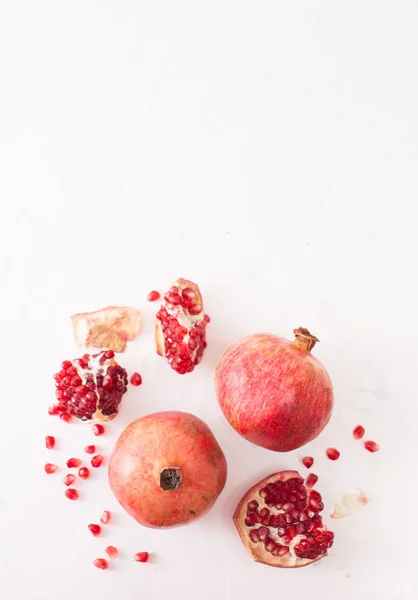 Fruits de grenade avec grenade pelée sur un blanc — Photo