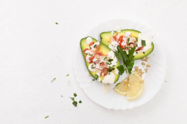 Avokado bacon, domates ve krema sos ile gelen Tarifler
