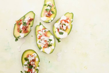 Avokado bacon, domates ve krema sos ile gelen Tarifler