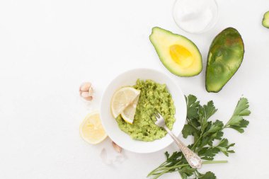 Guacamole beyaz bir tablo üzerinde avokado pişirme