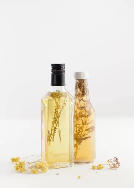 Масло с травами в бутылке салата на белом — стоковое фото