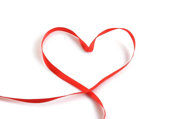 Coeur de ruban rouge sur fond blanc — Photo