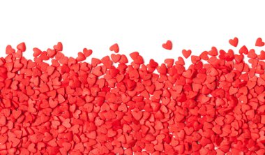 Kırmızı arka plan ile küçük kırmızı kalpler. Alan metni kopyalayın.