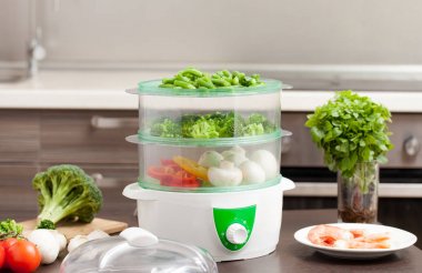 Vapur brokoli, fasulye ve mantar ile