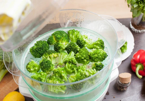 Brokkoli kochen im Dampfgarer in der Küche — Stockfoto