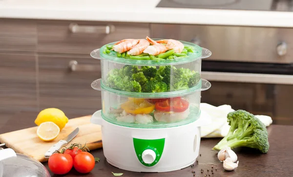 Cooking broccoli, green beans, fish and shrimp in the steamer — Stock Photo, Image