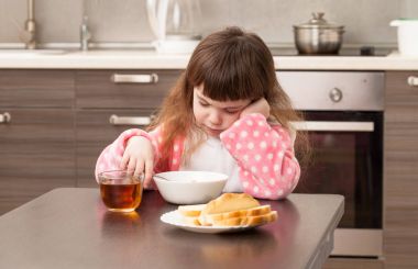 Kız mutfakta masada. Çocukluk.