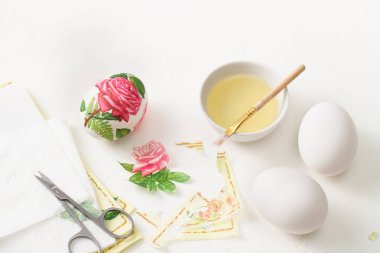 Dekupaj beyaz yumurta üzerinde. Yumurta Paskalya için dekorasyon.