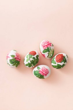 Dekupaj beyaz yumurta üzerinde. Yumurta Paskalya için dekorasyon.